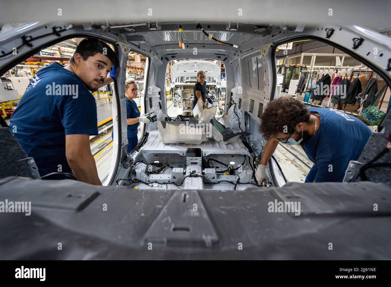 Lavoratori della linea di assemblaggio della fabbrica automobilistica Foto Stock