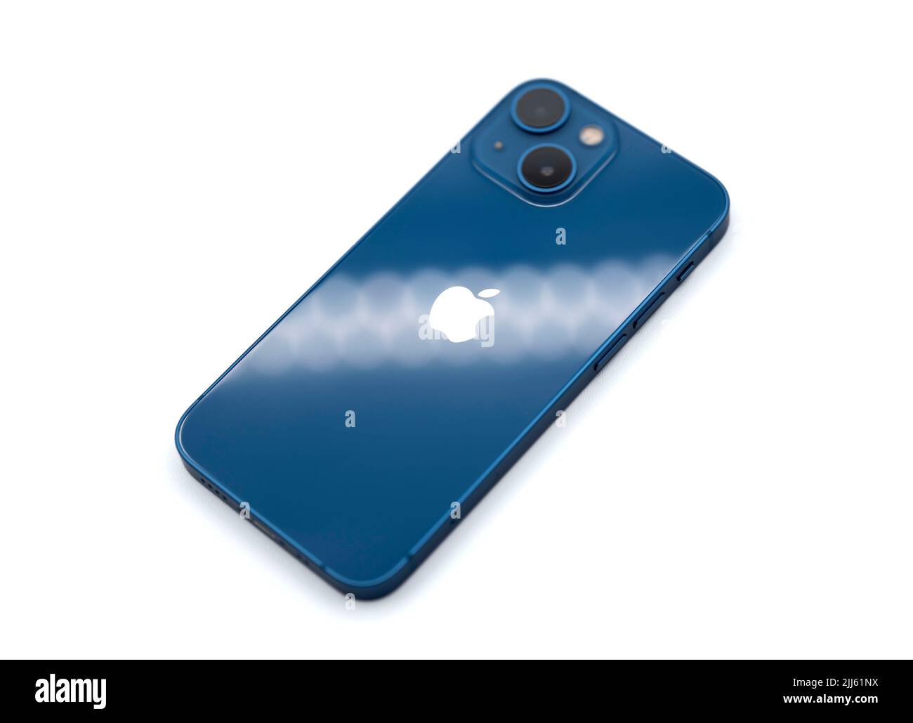 Blu Apple iPhone 13 Mini ritagliato isolato su sfondo bianco Foto Stock