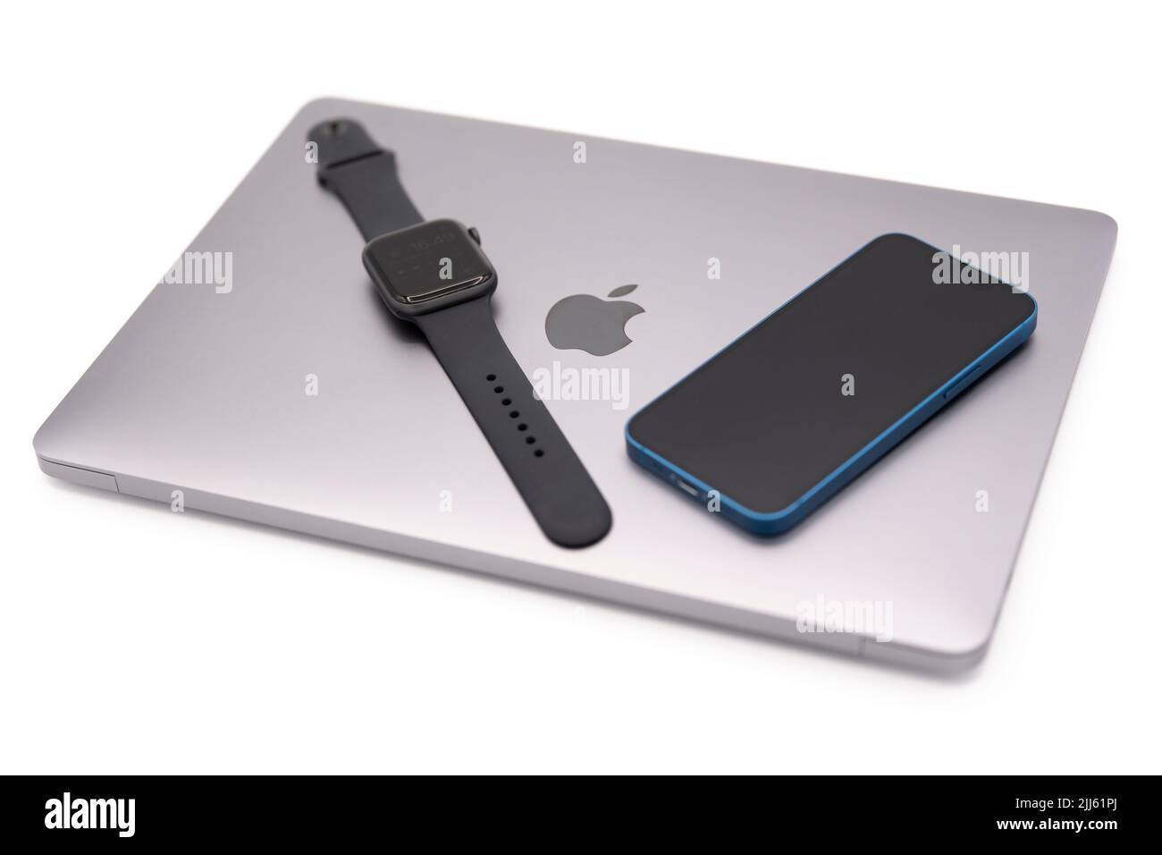 Prodotti Apple - computer portatile MacBook Air, smartwatch Apple Watch e Apple iPhone 13 Mini Foto Stock