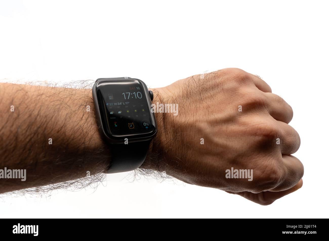 Apple Guarda lo smartwatch sul polso di un uomo isolato su sfondo bianco Foto Stock