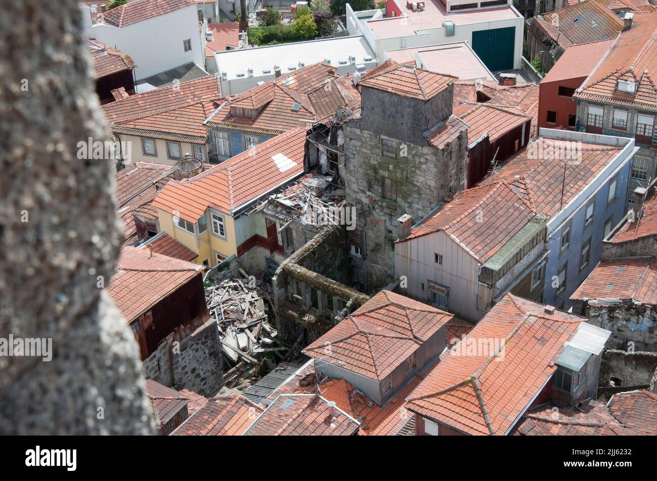 Veduta aerea di vecchie case e tetti nel centro di Porto.Portugal Foto Stock