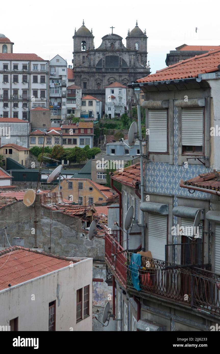 Splendida vista sul centro di Porto con la silhouette della chiesa. Portogallo Foto Stock