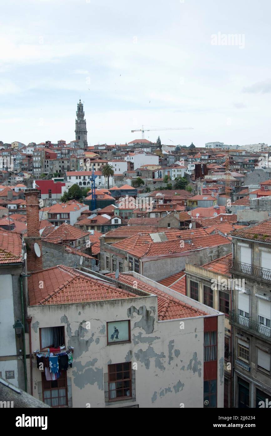 Vista del centro di Porto con l'alto campanile della chiesa di Clerigos. Portogallo, Europa Foto Stock