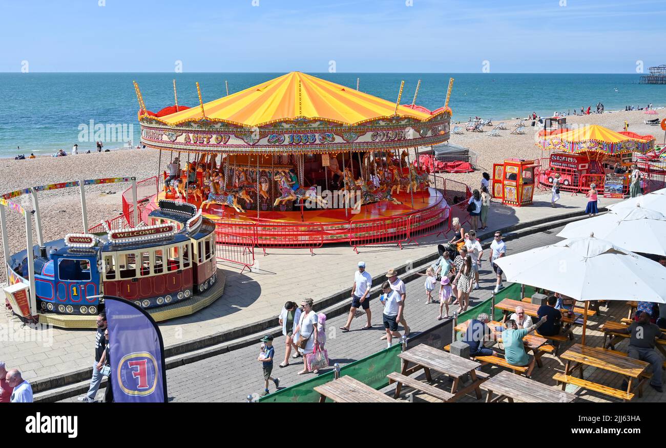 Brighton UK 23rd Luglio 2022 - e' una bella giornata di sole caldo per una passeggiata lungo il lungomare di Brighton : Credit Simon Dack / Alamy Live News Foto Stock