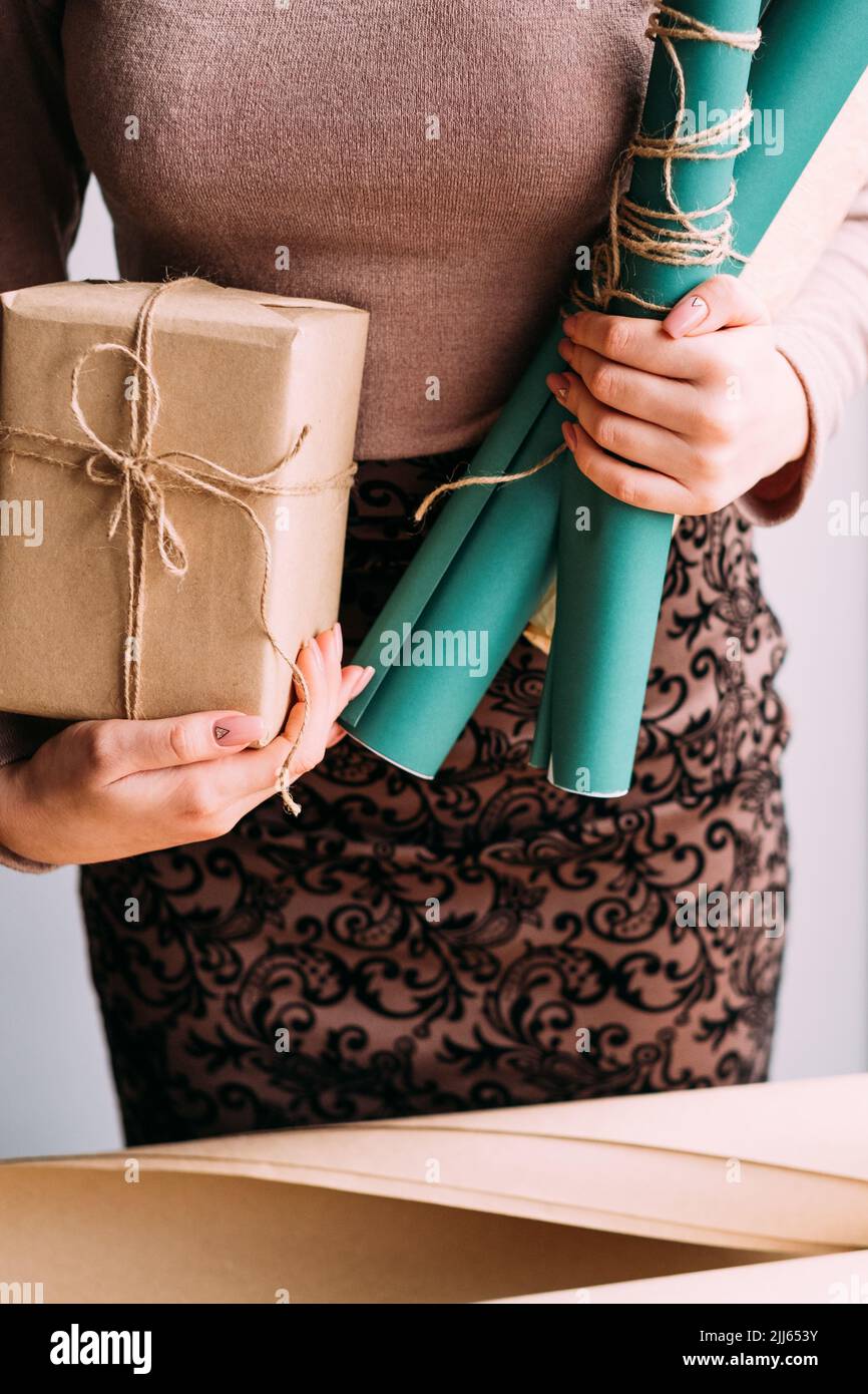 regalo decoratore professionale che avvolge la creatività Foto Stock