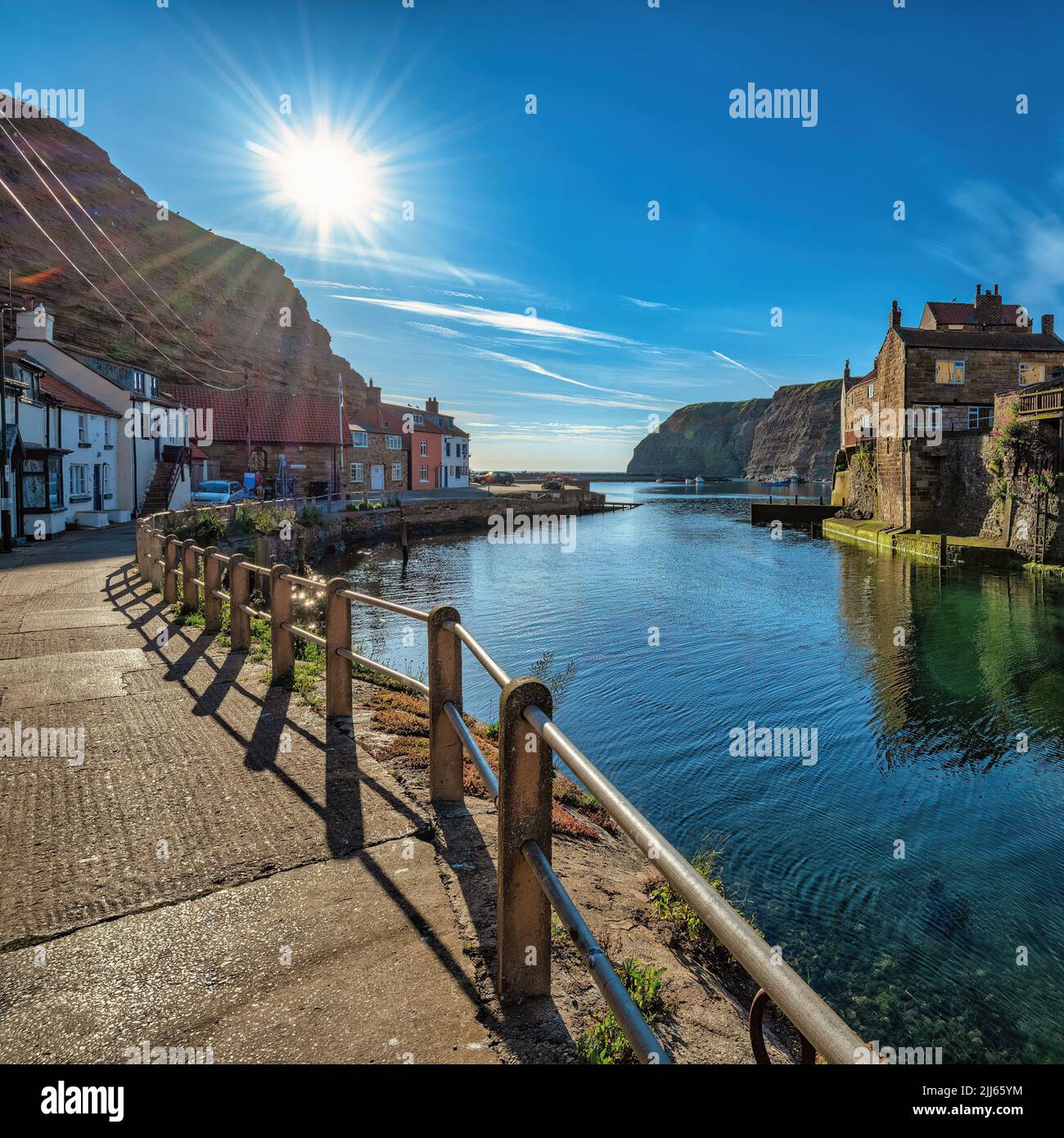 Questo è Staithes sulla costa del North Yorkshire. Un villaggio di pescatori mozzafiato e affascinante. Sono arrivato alle 6,00 per evitare la massa di turisti quotidiani. Foto Stock