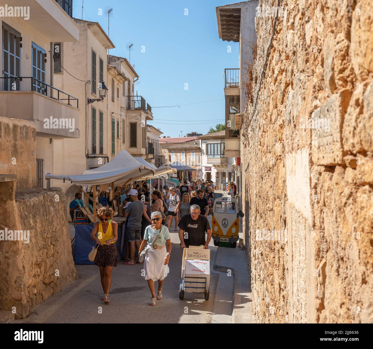 Santanyi, Spagna; luglio 09 2022: Mercato settimanale di strada nella città di Majorcan di Santanyi, Spagna. Bancarelle che vendono abiti e moda con i turisti strollin Foto Stock