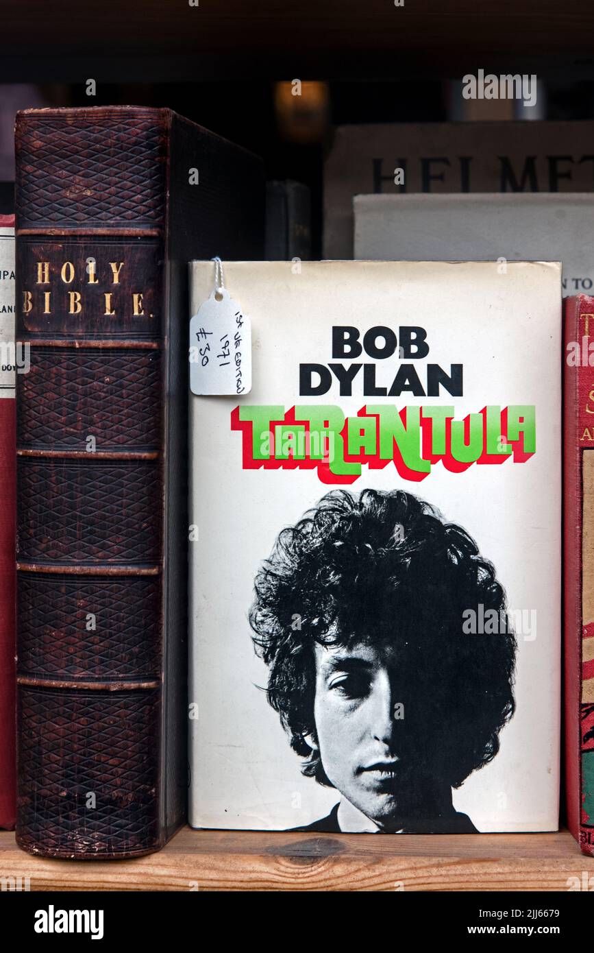 Prima edizione di Tarantula di Bob Dylan su una libreria secondaria accanto ad una copia vintage della Bibbia. Foto Stock