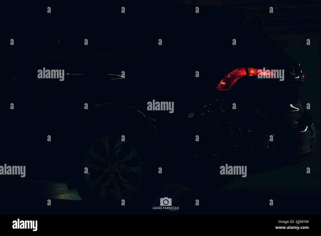 Bella fiat tipo rossa parcheggiata in un garage scuro con splendide luci anteriori e posteriori in piombo. Foto Stock