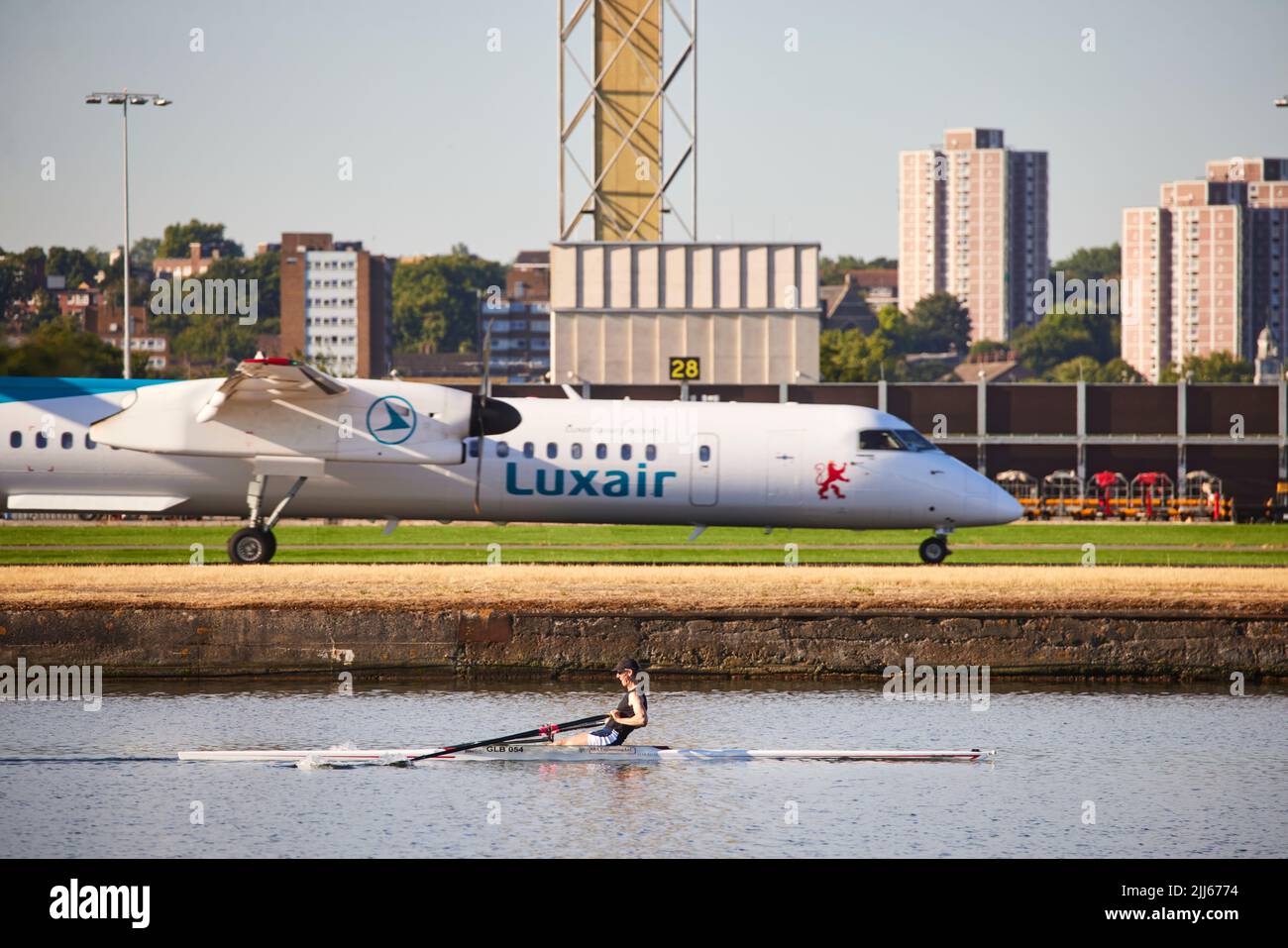 London Royal Albert Dock in Docklands di fronte all'Aeroporto di London City Foto Stock
