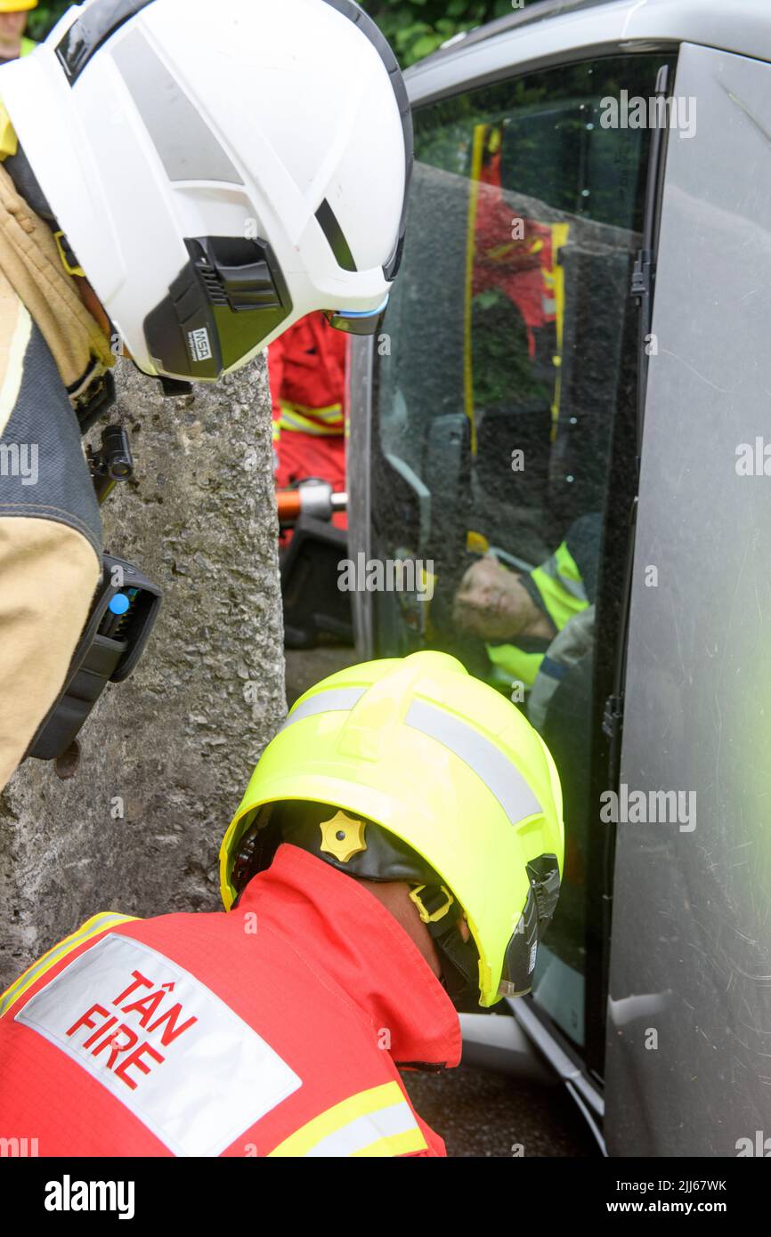 I vigili del fuoco utilizzano attrezzature specialistiche per spostare un'auto contenente sensori lontano da un ostacolo al Cardiff Gate Training Center - i dati raccolti saranno c Foto Stock