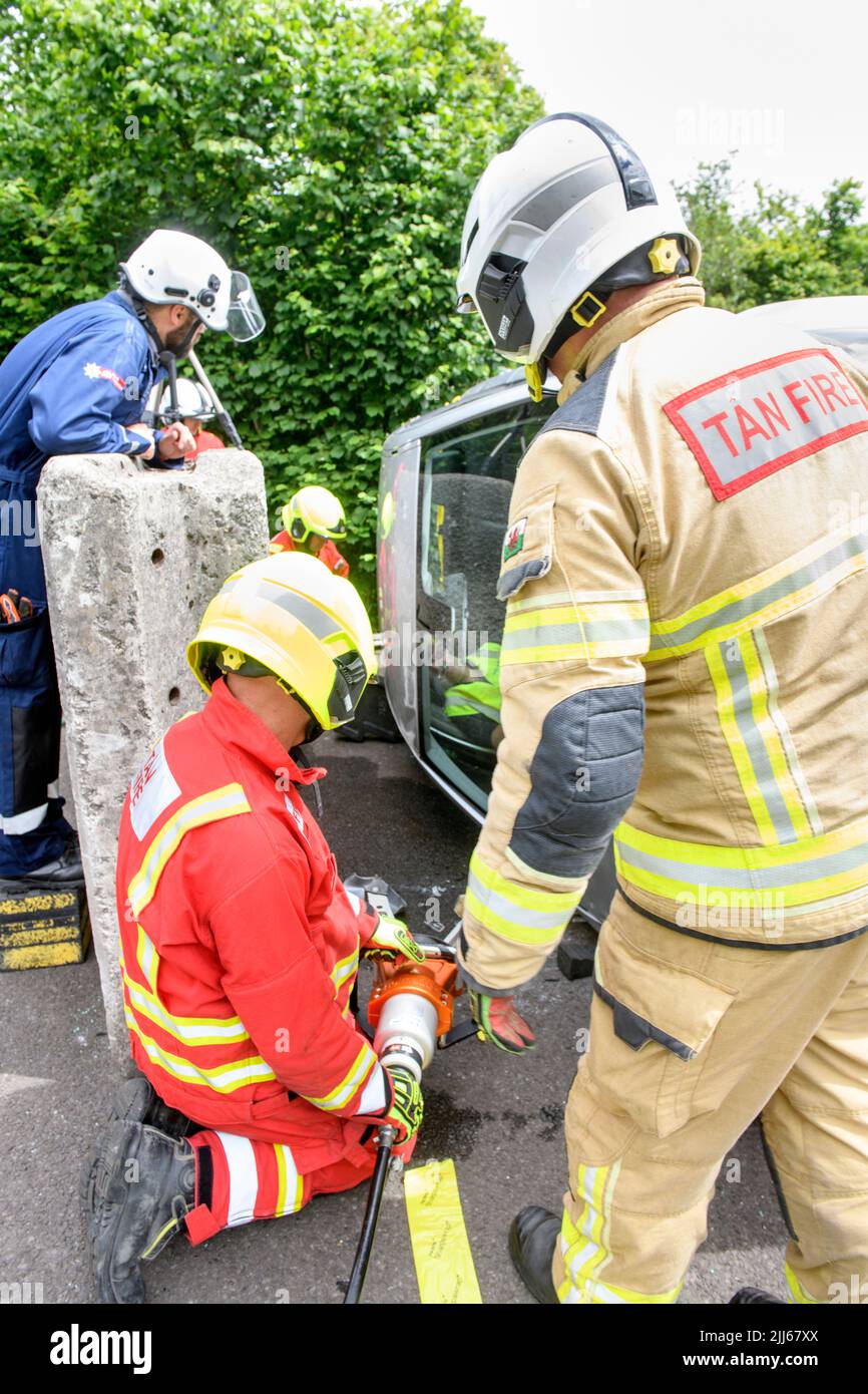I vigili del fuoco utilizzano attrezzature specialistiche per spostare un'auto contenente sensori lontano da un ostacolo al Cardiff Gate Training Center - i dati raccolti saranno c Foto Stock