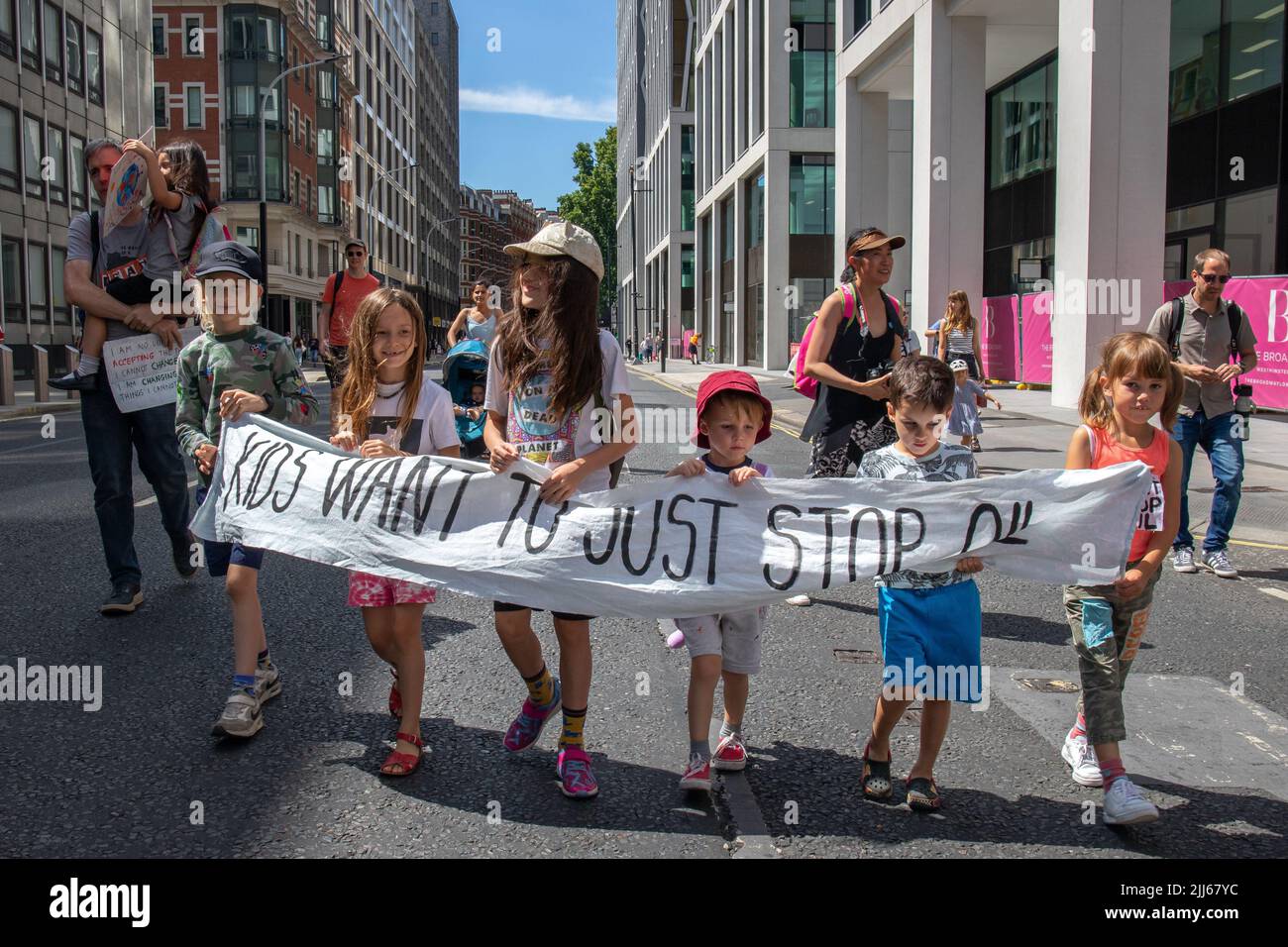 Londra, Inghilterra, Regno Unito 23-07-2022 tutto ciò che vogliamo è fermare il petrolio, il costo della vita e la crisi climatica protesta. Gli attivisti della ribellione dell'estinzione, basta fermare il petrolio e isolare la Gran Bretagna uniscono le forze per protestare contro le Camere del Parlamento Foto Stock