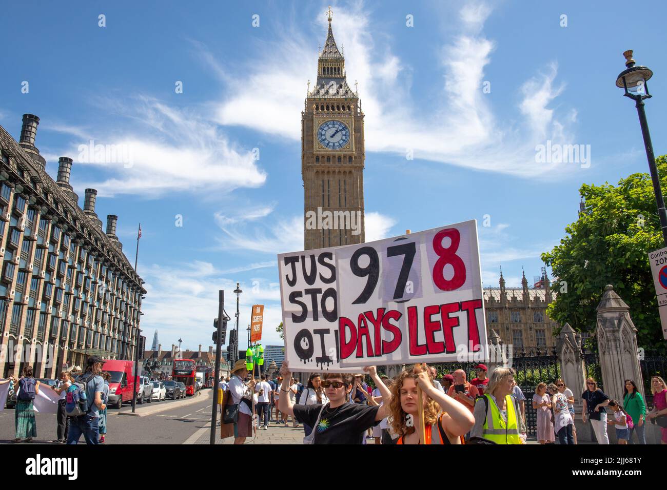 Londra, Inghilterra, Regno Unito 23-07-2022 tutto ciò che vogliamo è fermare il petrolio, il costo della vita e la crisi climatica protesta. Gli attivisti della ribellione dell'estinzione, basta fermare il petrolio e isolare la Gran Bretagna uniscono le forze per protestare contro le Camere del Parlamento Foto Stock