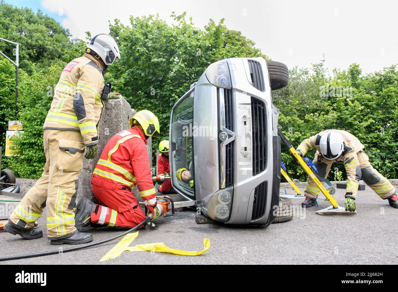 I vigili del fuoco utilizzano attrezzature specialistiche per spostare un'auto contenente sensori lontano da un ostacolo al Cardiff Gate Training Center - i dati raccolti saranno c Foto Stock