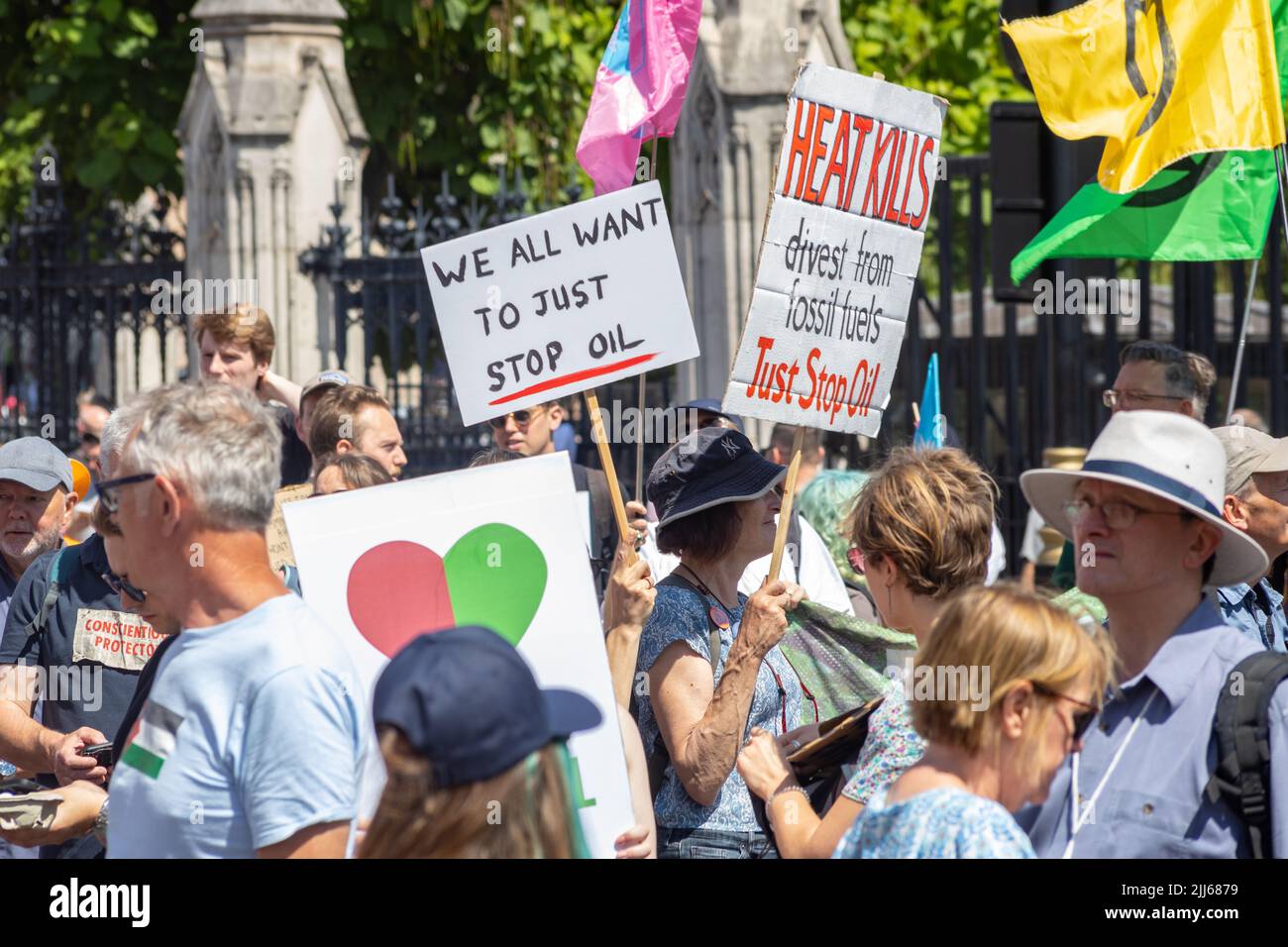 Londra, Inghilterra, Regno Unito 23-07-2022 tutto ciò che vogliamo è fermare il petrolio, il costo della vita e la crisi climatica protesta. Gli attivisti della ribellione dell'estinzione, basta fermare il petrolio e isolare la Gran Bretagna uniscono le forze per protestare contro le Camere del Parlamento Foto Stock