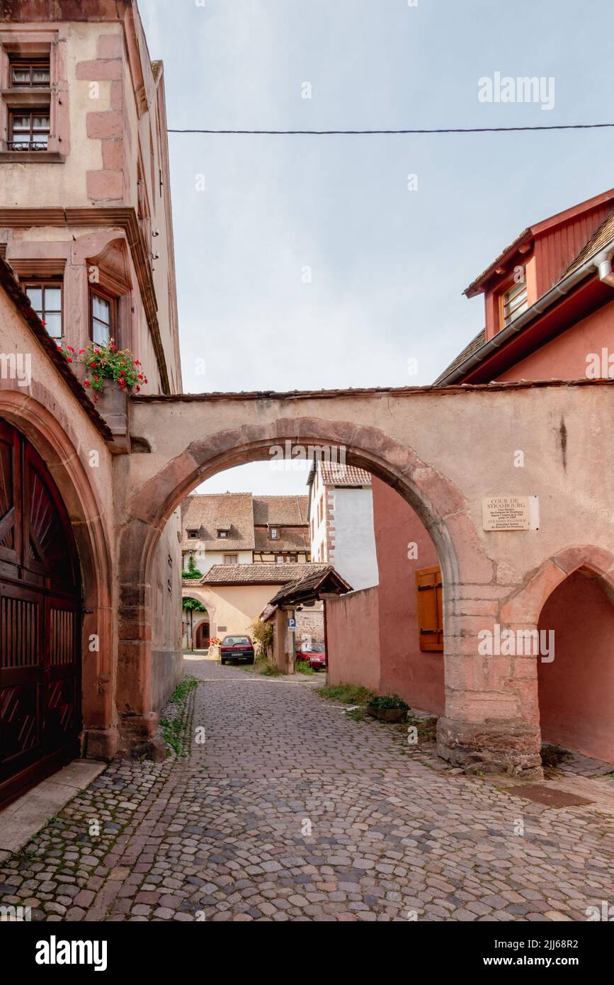 Vicolo stretto a Eguisheim, Alsazia Foto Stock