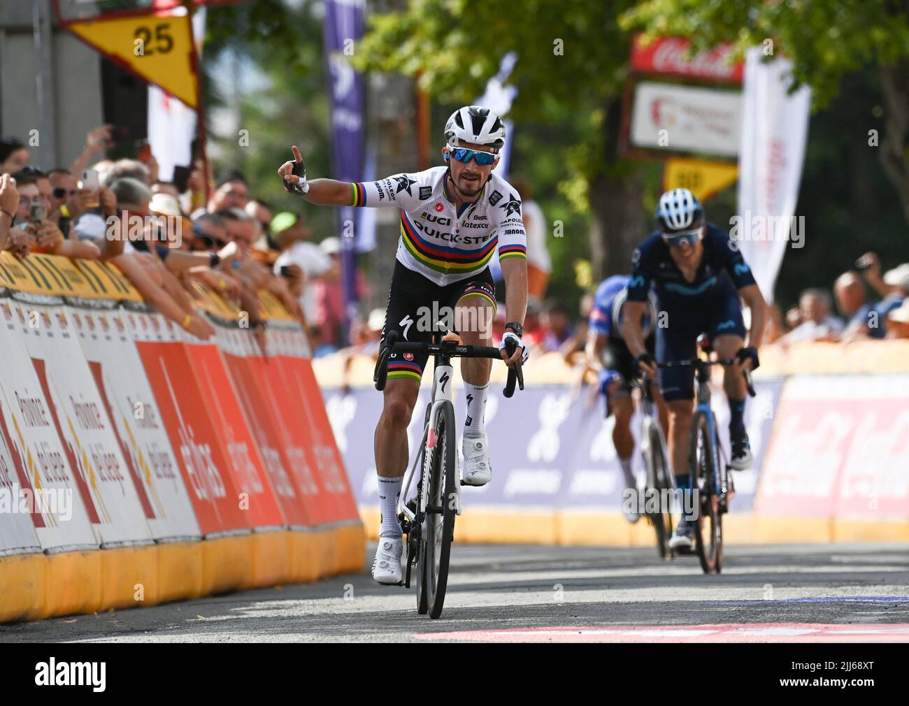 Il francese Julian Alaphilippe di Quick-Step Alpha Vinyl celebra il suo arrivo per vincere la prima tappa della gara ciclistica Tour De Wallonie, da Temploux a Huy (173,85 km), sabato 23 luglio 2022. BELGA FOTO JOHN THYS Foto Stock