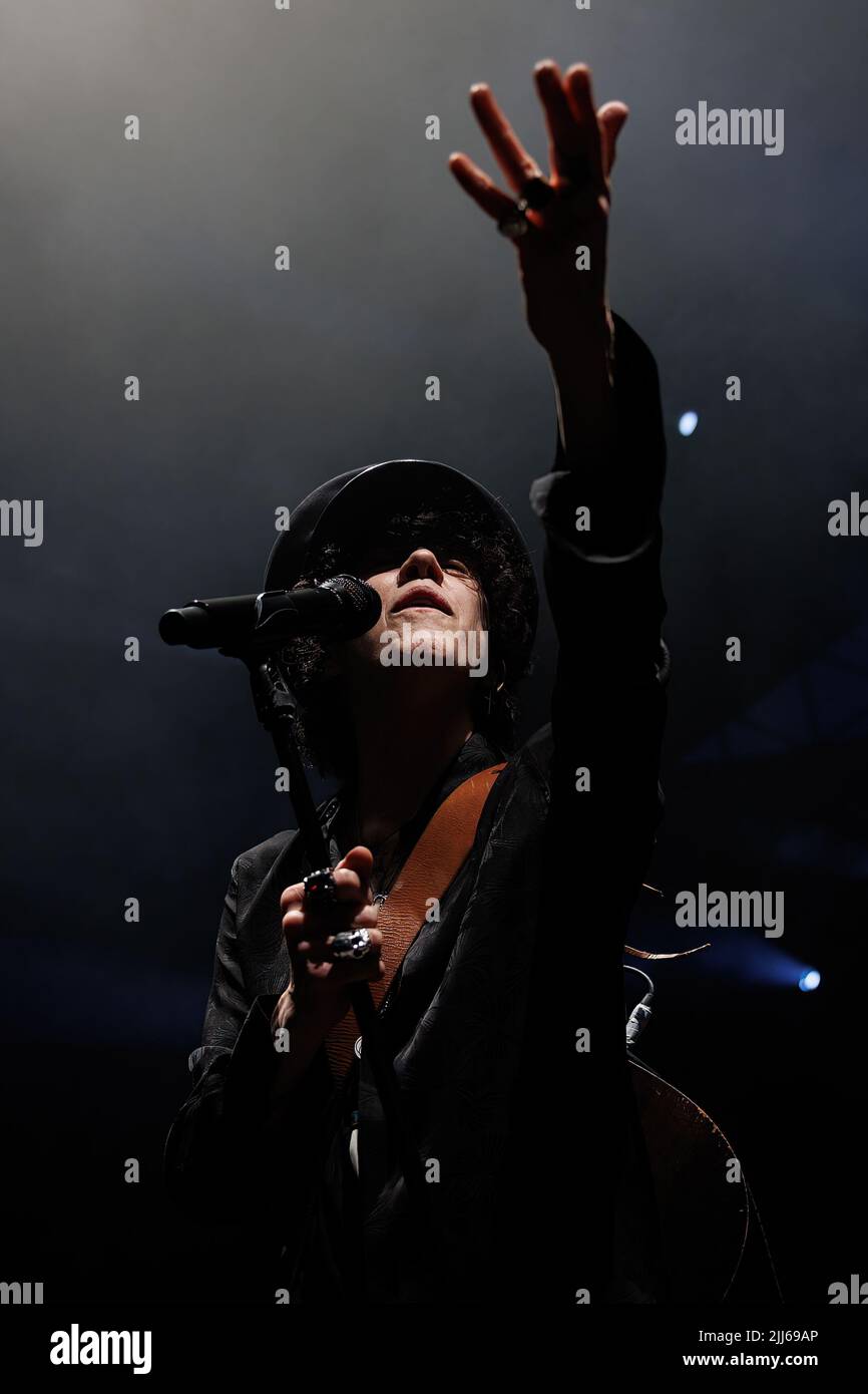 BARCELLONA - GIU 28: LP (Laura Pergolizzi) suona sul palco al Festival Jardins de Pedralbes il 28 giugno 2022 a Barcellona, Spagna. Foto Stock