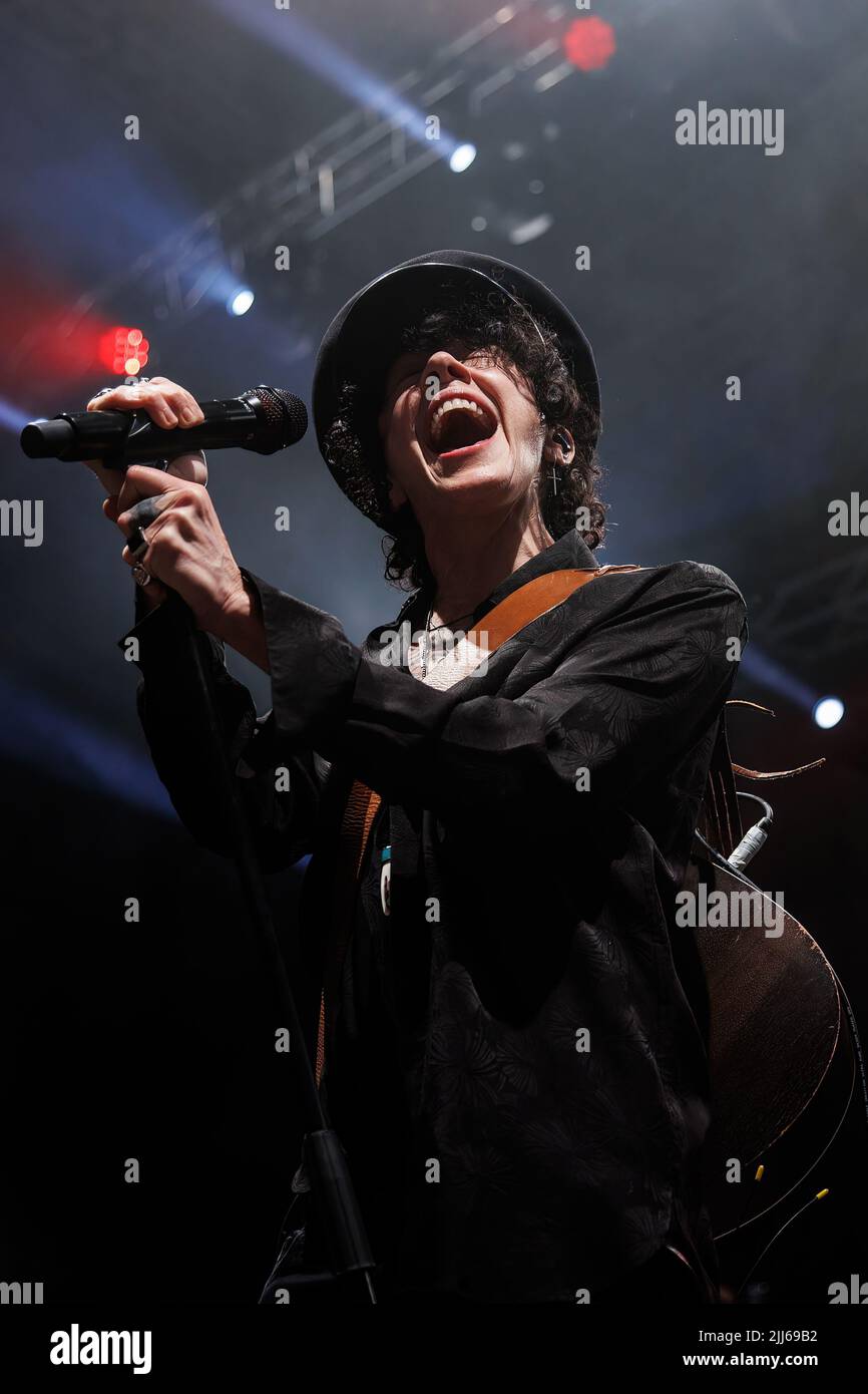 BARCELLONA - GIU 28: LP (Laura Pergolizzi) suona sul palco al Festival Jardins de Pedralbes il 28 giugno 2022 a Barcellona, Spagna. Foto Stock
