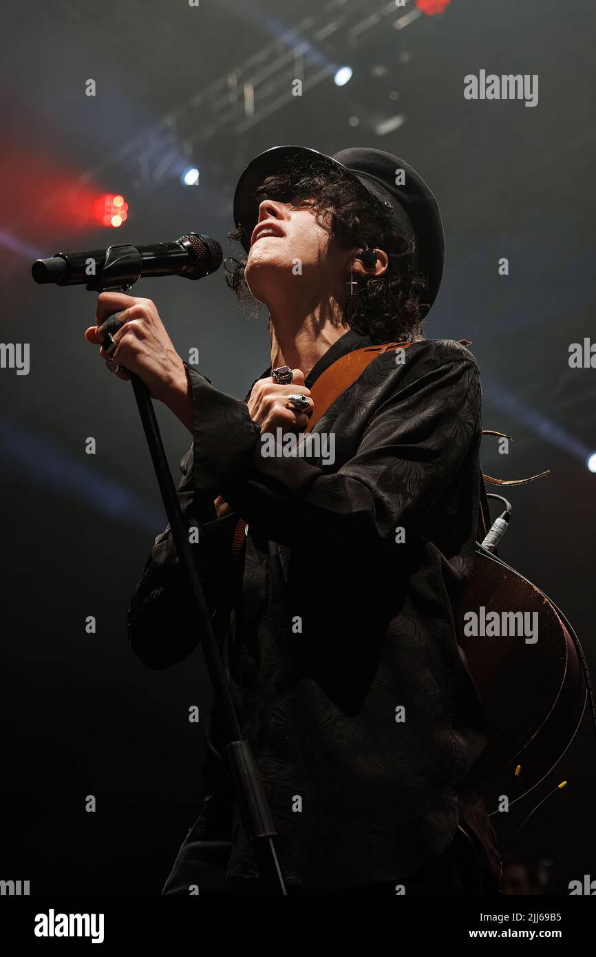 BARCELLONA - GIU 28: LP (Laura Pergolizzi) suona sul palco al Festival Jardins de Pedralbes il 28 giugno 2022 a Barcellona, Spagna. Foto Stock