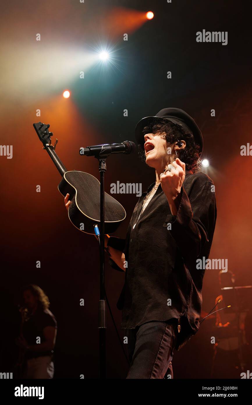 BARCELLONA - GIU 28: LP (Laura Pergolizzi) suona sul palco al Festival Jardins de Pedralbes il 28 giugno 2022 a Barcellona, Spagna. Foto Stock