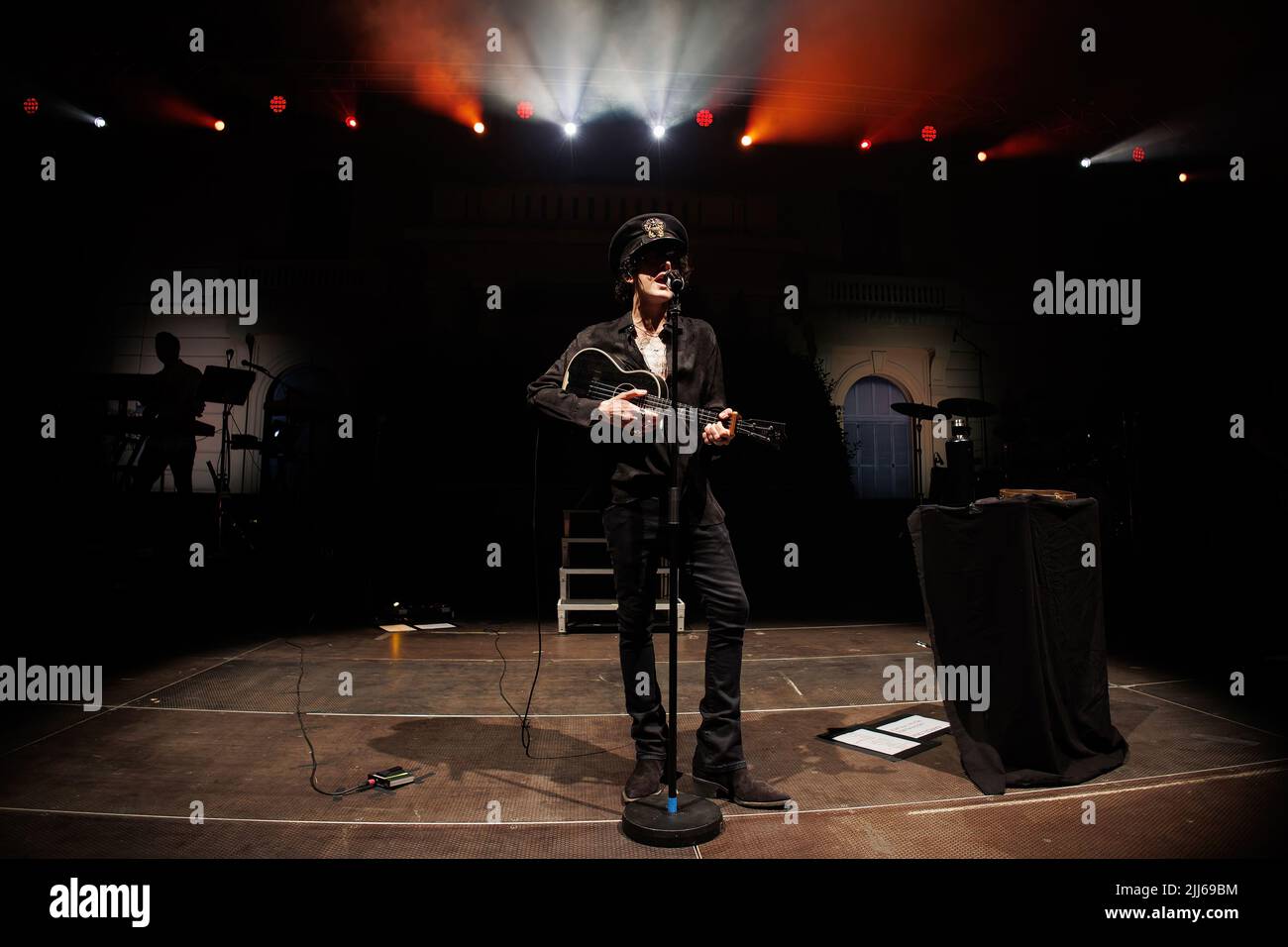 BARCELLONA - GIU 28: LP (Laura Pergolizzi) suona sul palco al Festival Jardins de Pedralbes il 28 giugno 2022 a Barcellona, Spagna. Foto Stock