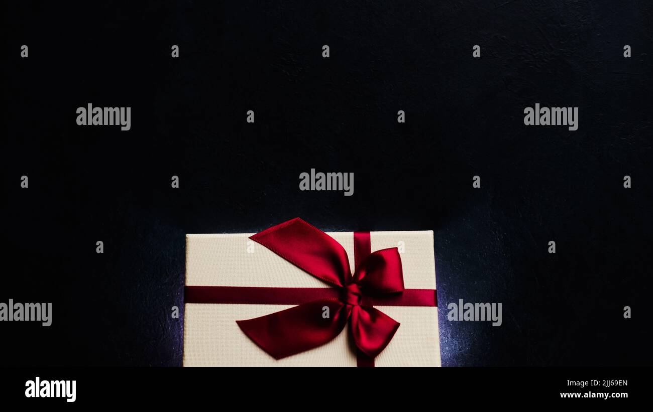 scatola regalo regalo di lusso regalo premio compleanno arco rosso Foto Stock