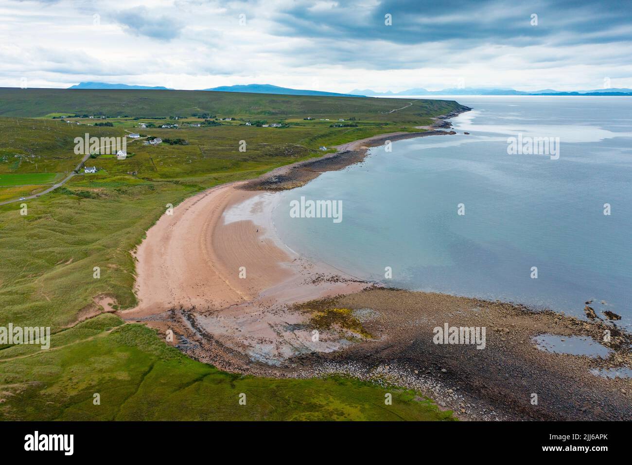 Vista aerea della spiaggia e del villaggio di Opinan a Wester Ross, Scozia, Regno Unito Foto Stock