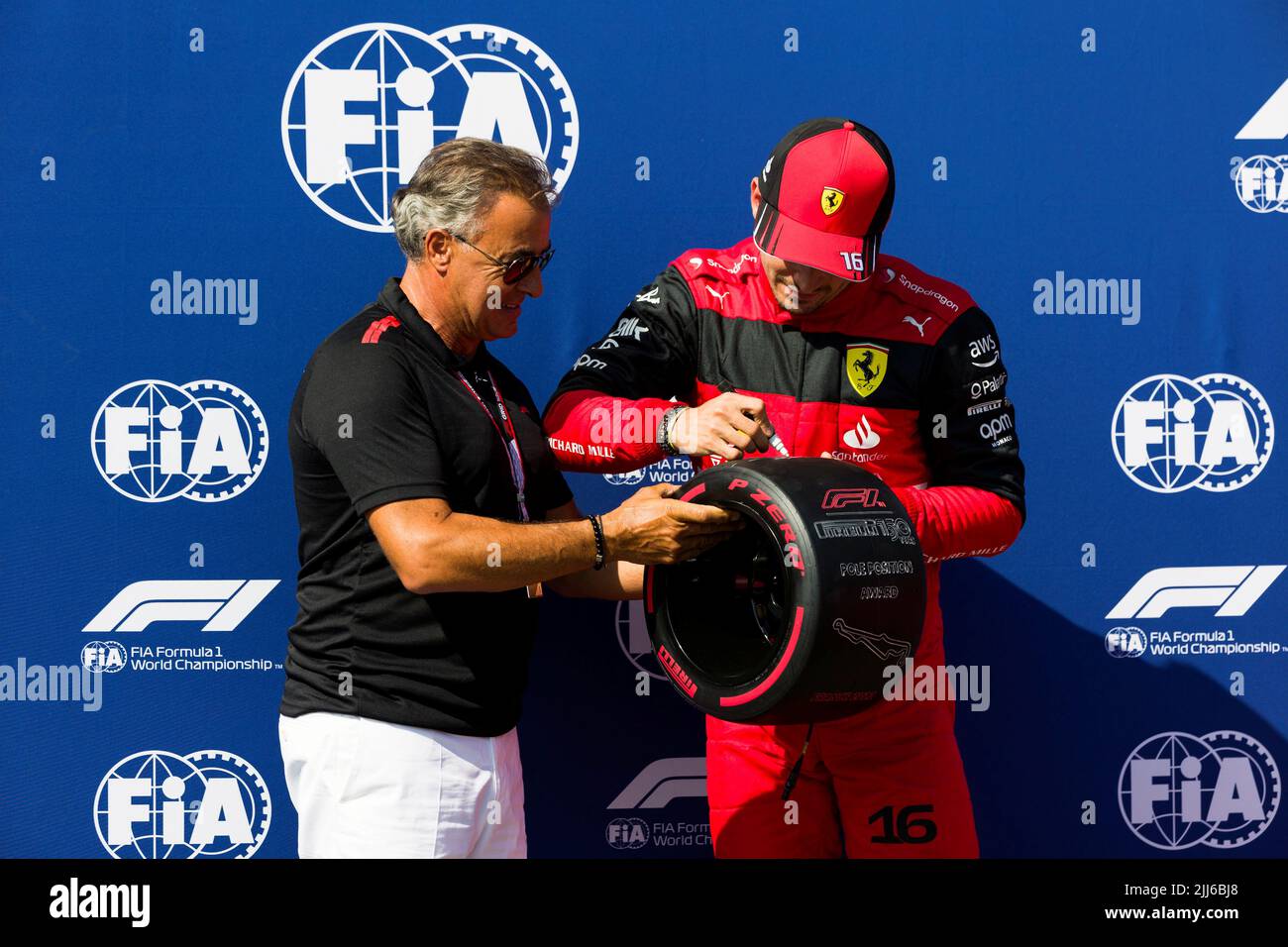 23rd luglio 2022; circuito Paul Ricard, le Castellet, Provence Alpes Cote d Azur, Francia: F1 Gran Premio di Francia, sessioni di qualificazione: (L-R) ex pilota di Formula uno Jean Alesi assegna il Pole Position Award a Charles Leclerc di Monaco (16) Ferrari F1 Team F1-75 Foto Stock