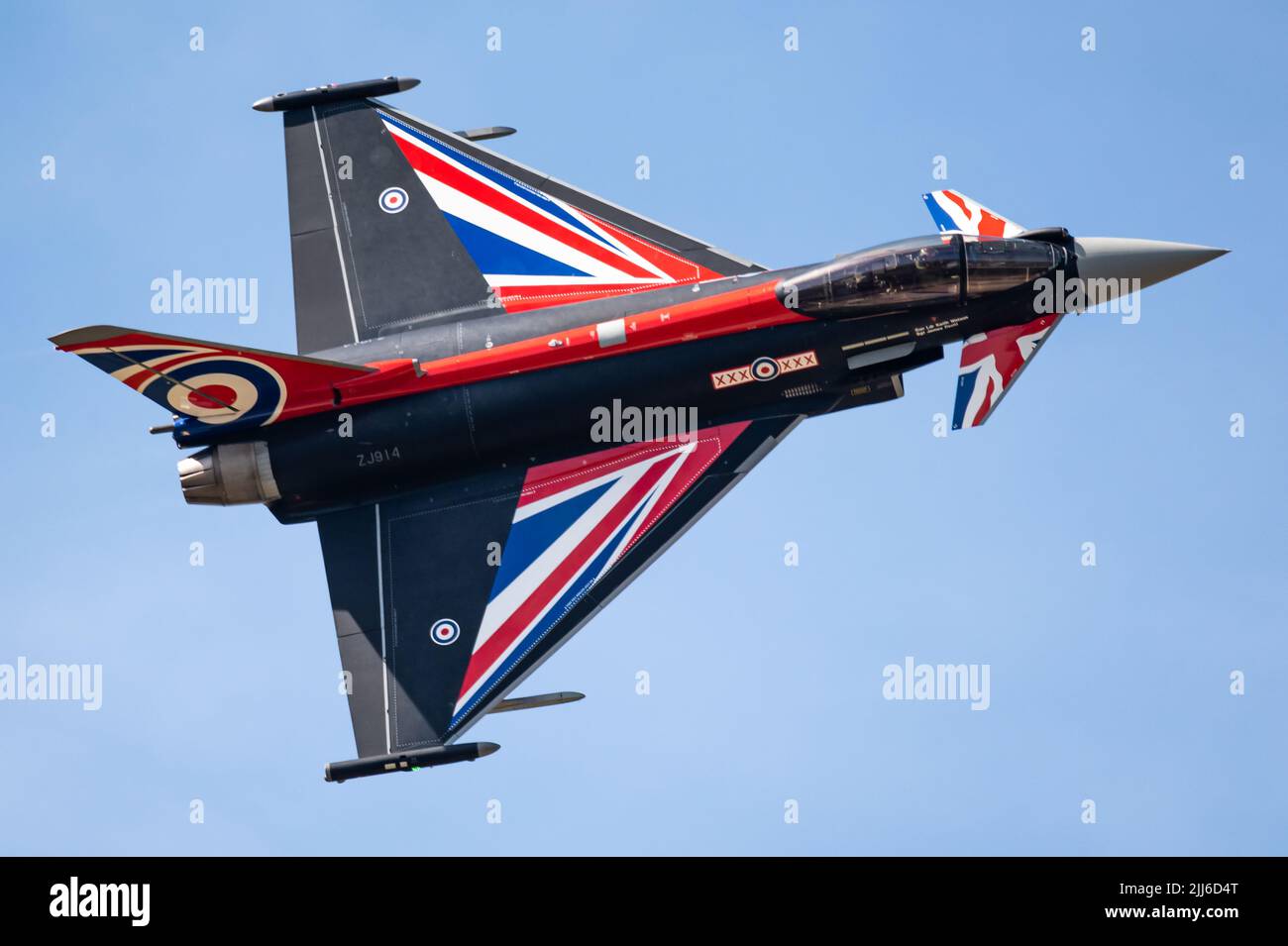 L'esposizione solista di Eurofighter Typhoon 'blackjack' della Royal Air Force che si esibisce al RIAT 2022. Foto Stock