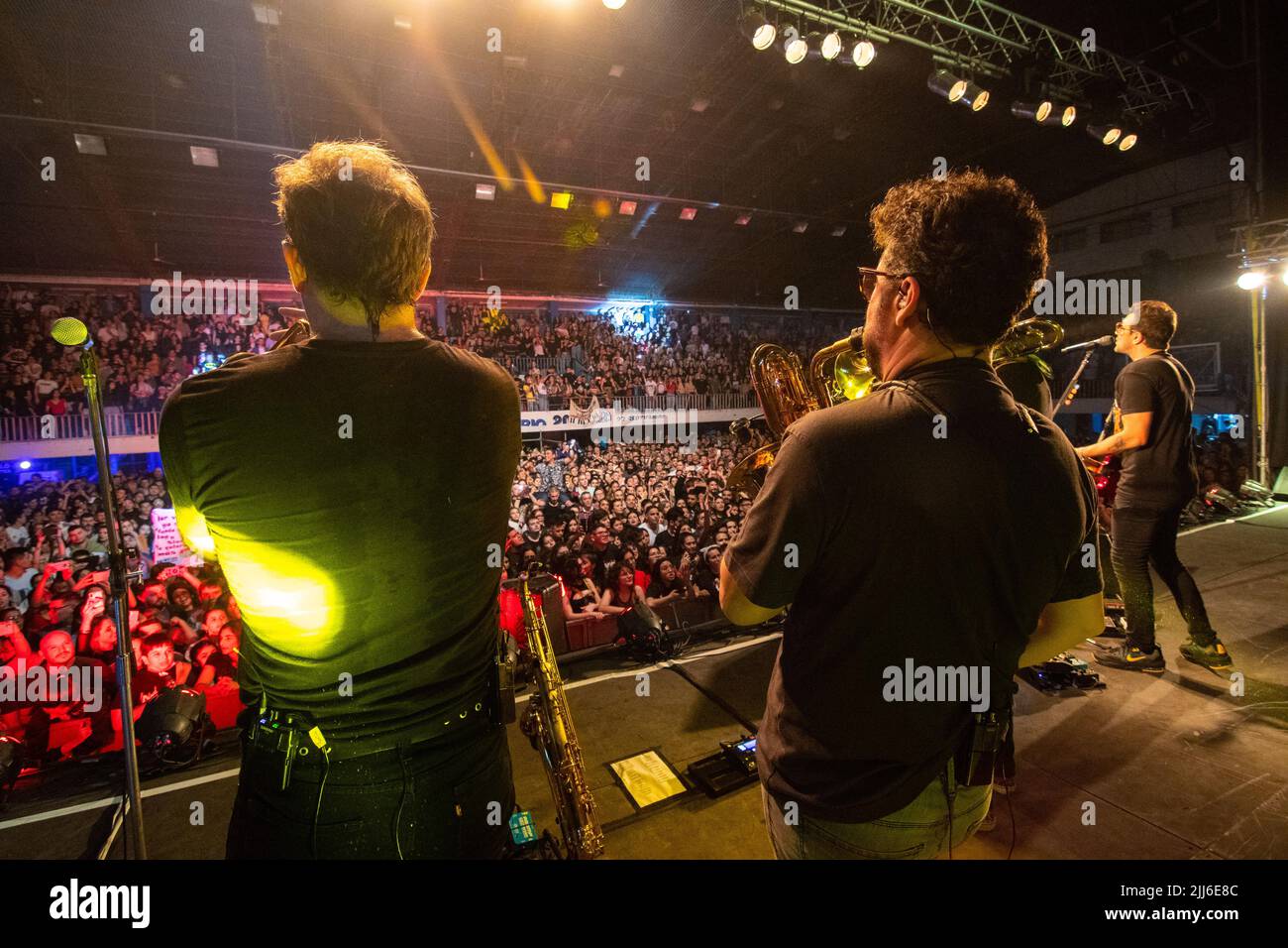 "No te va a gustar" si esibisce per la folla durante un concerto in Argentina. Foto Stock