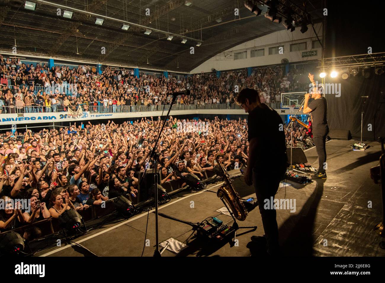 "No te va a gustar" si esibisce per la folla durante un concerto in Argentina. Foto Stock