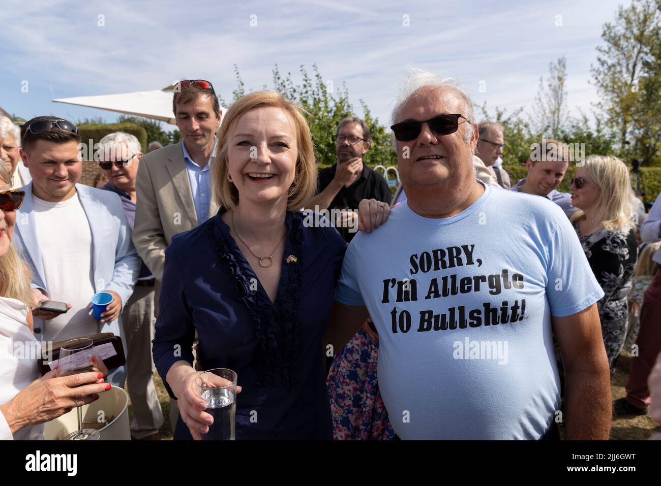 Liz Truss, ministro degli Esteri e candidato alla leadership del partito conservatore, incontra i membri del partito conservatore nel villaggio di Marden, Kent, Regno Unito Foto Stock