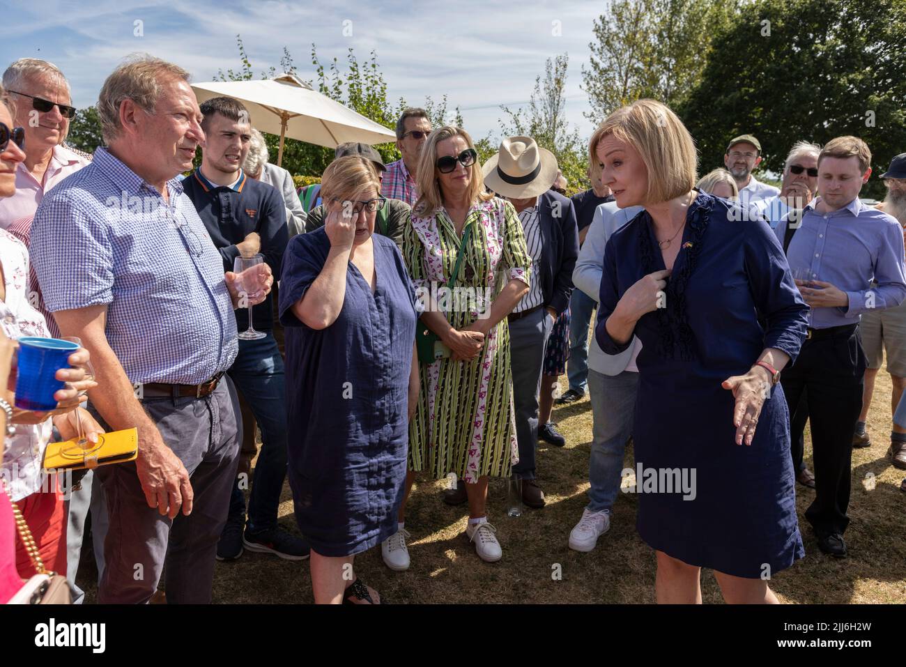 Liz Truss, ministro degli Esteri e candidato alla leadership del partito conservatore, incontra i membri del partito conservatore nel villaggio di Marden, Kent, Regno Unito Foto Stock