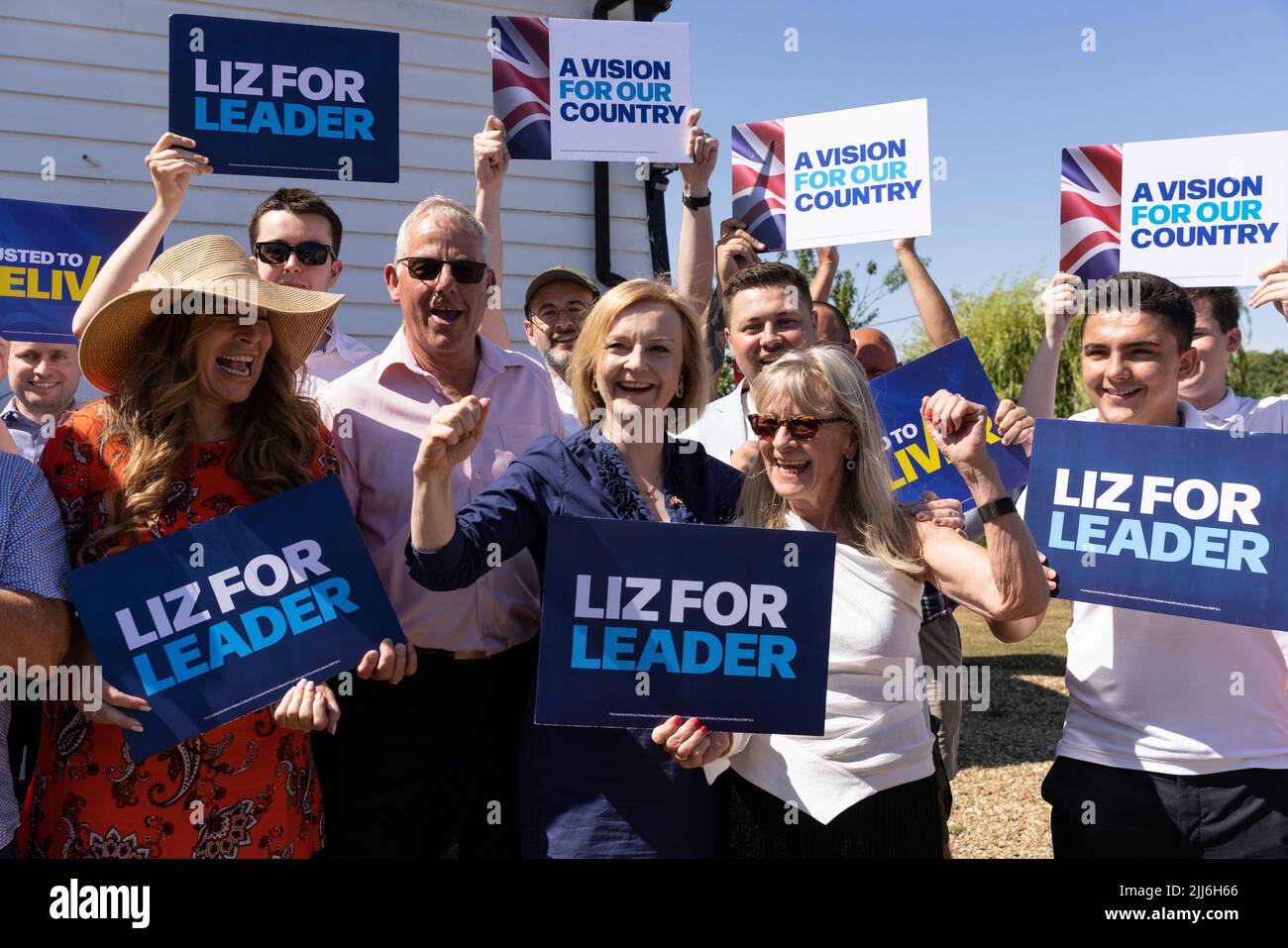 Liz Truss, ministro degli Esteri e candidato alla leadership del partito conservatore, incontra i membri del partito conservatore nel villaggio di Marden, Kent, Regno Unito Foto Stock