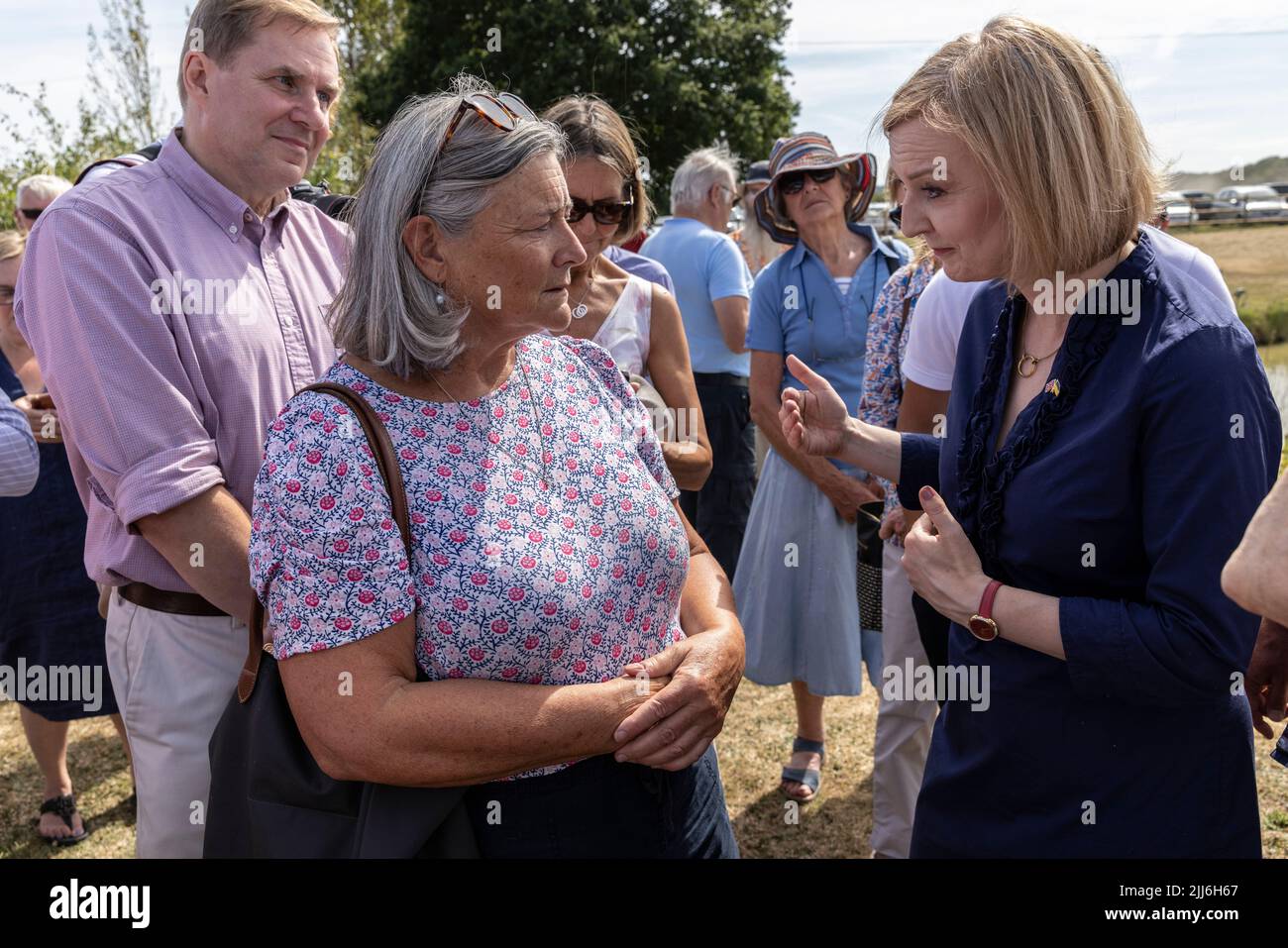 Liz Truss, ministro degli Esteri e candidato alla leadership del partito conservatore, incontra i membri del partito conservatore nel villaggio di Marden, Kent, Regno Unito Foto Stock