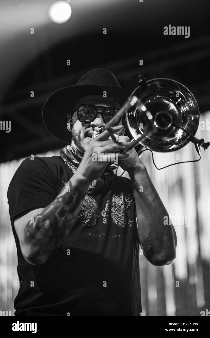 Denis Silveira suona il suo trombone durante il concerto della band rock No te va a Gustar a Corrientes, Capital. Foto Stock