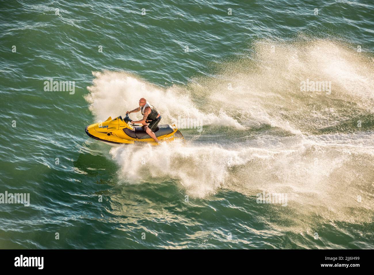 Maschio che guida un jetsky Kawasaki 900STX nel Solent a Southampton, Inghilterra. Foto Stock