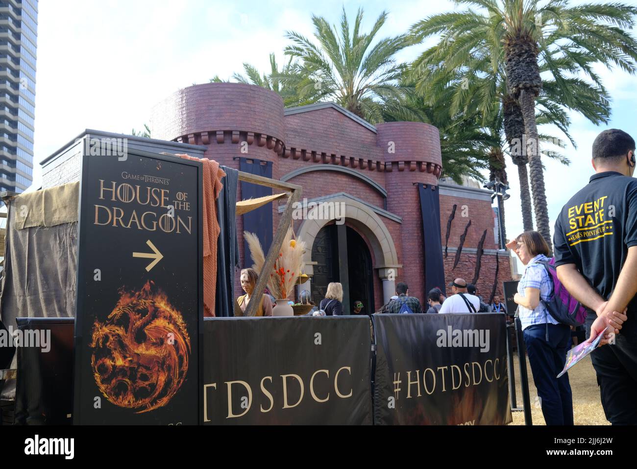 San Diego, Stati Uniti. 21st luglio 2022. L'attivazione della "Casa del Drago" di HBO durante la comic-con 2022 di San Diego fuori dal San Diego Convention Center a San Diego, California, Giovedì 21 Luglio 2022. (Foto di Conor Duffy/Sipa USA) Credit: Sipa USA/Alamy Live News Foto Stock