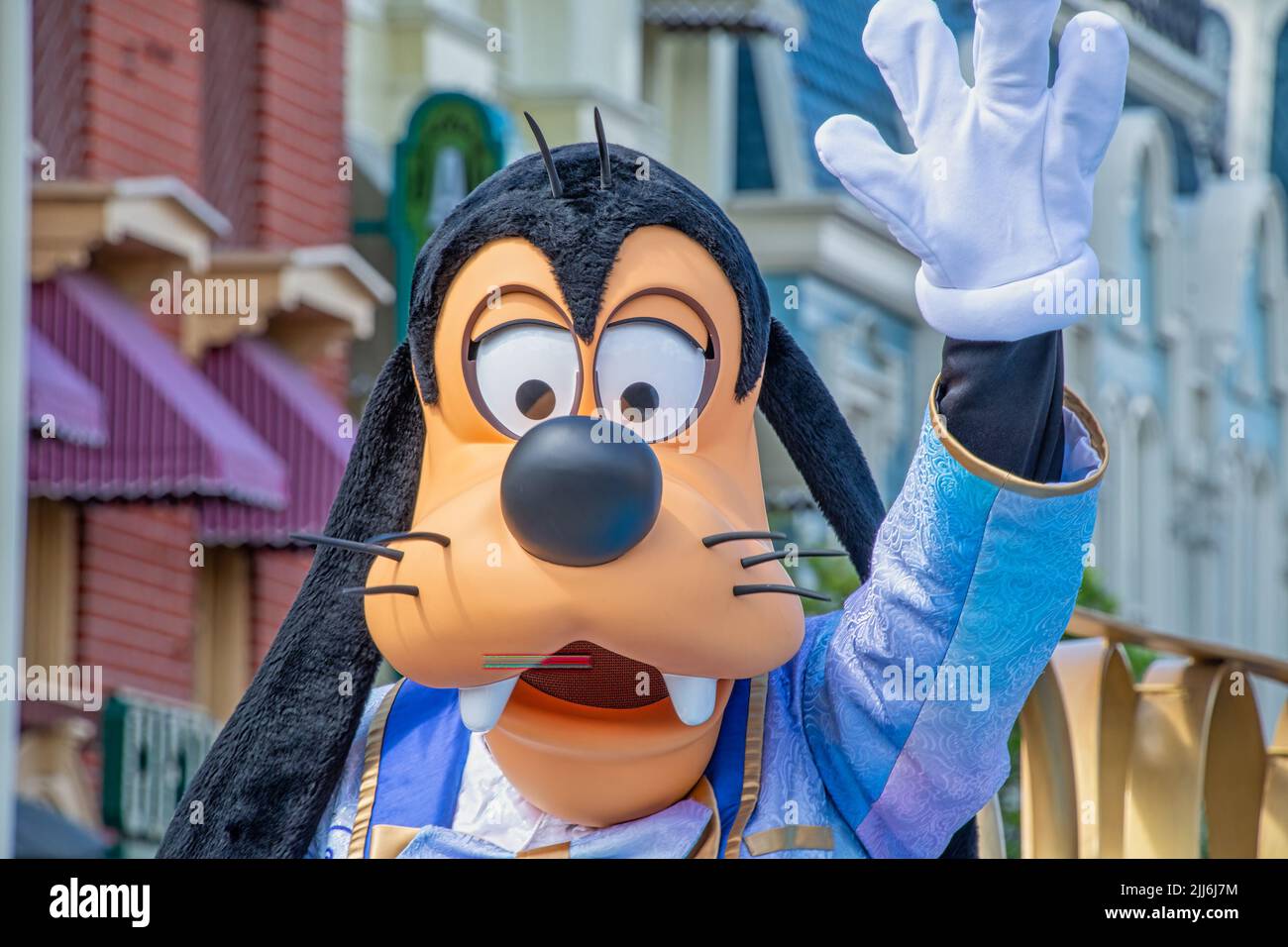 Personaggio di Goofy al Disney Magic Kingdom in un abito da festa del 50th Foto Stock