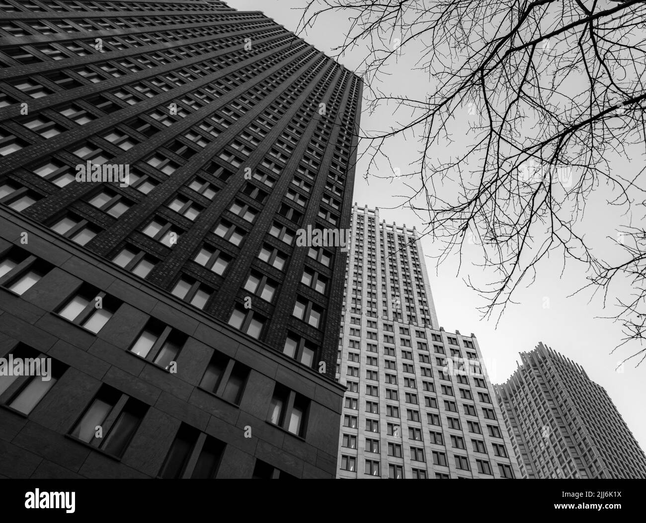Una foto in scala di grigi dei grattacieli di Rotterdam Foto Stock