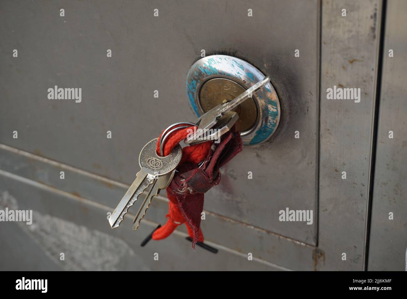 Primo piano di un portachiavi rosso con una chiave in una mailbox Foto Stock