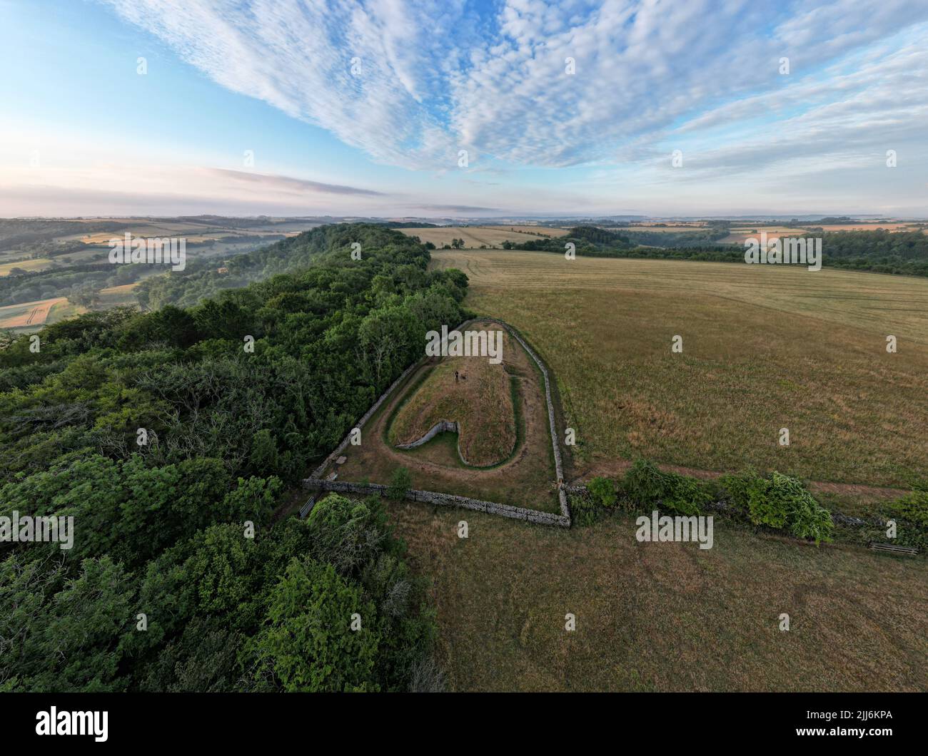 Belas Knap Neolitico Long Barrow Cotswold Severn Cairn Aerial Foto. Cotswold Way. Cleeve Hill. Gloucestershire. Inghilterra. REGNO UNITO Foto Stock