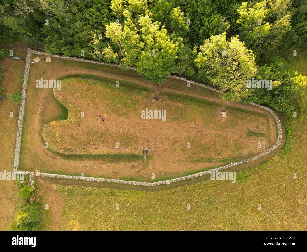 Belas Knap Neolitico Long Barrow Cotswold Severn Cairn Aerial Foto. Cotswold Way. Cleeve Hill. Gloucestershire. Inghilterra. REGNO UNITO Foto Stock