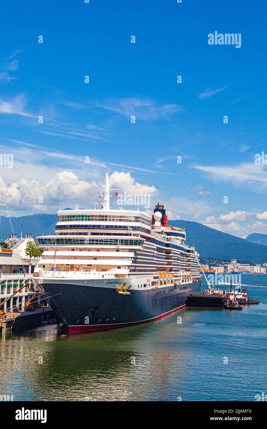 Terminal delle navi da crociera di Vancouver con la nave Queen Elizabeth al molo nella British Columbia Canada Foto Stock