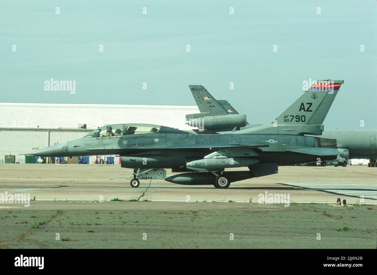 General Dynamics F-16 Fighting Falcon davanti ai taxi AZ ANG al MCAS Miramar a San Diego, California Foto Stock