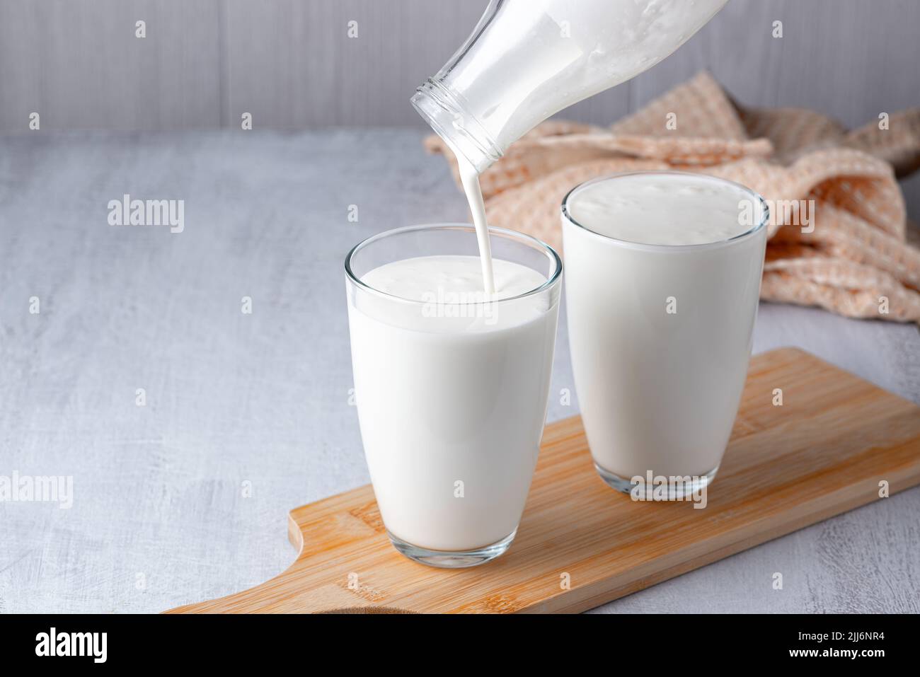 Latte probiotico biologico chefir grani davanti a un bicchiere di latte  Kefir Foto stock - Alamy