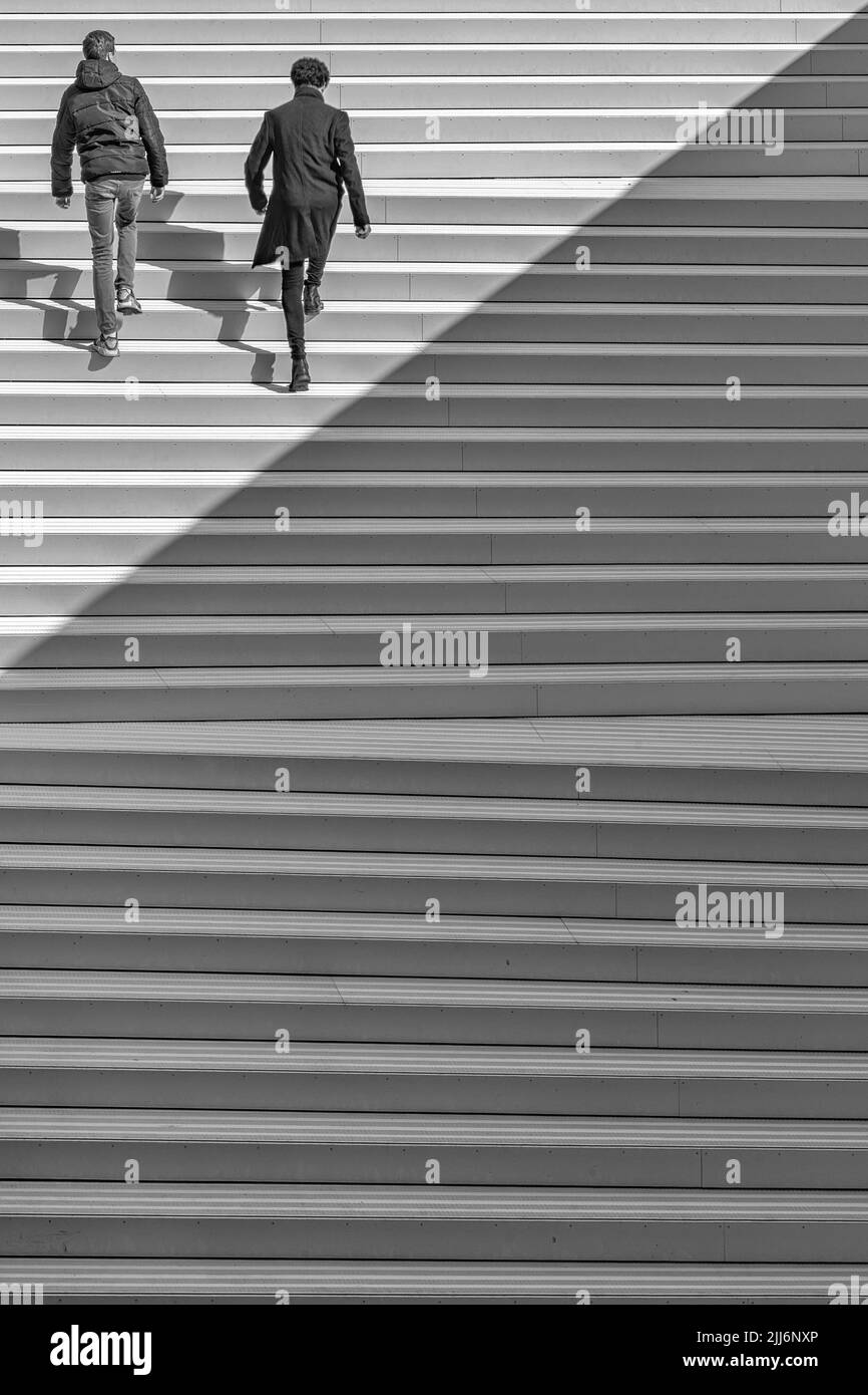 Una foto in scala di grigi di due uomini che saliscono sulla scala del Museo marittimo di MS a Helsingor, Danimarca Foto Stock
