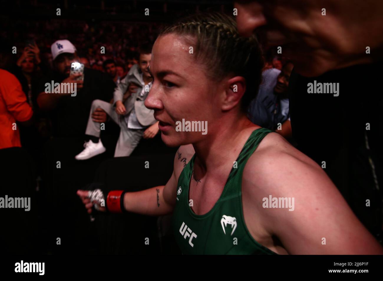 Molly McCann festeggia con i fan dopo aver abbattuto Hannah Goldy durante il loro bout flyweight alla ESPN Fight Night 108 alla O2 Arena di Greenwich sabato 23rd luglio 2022. (Credit: Kieran Riley | MI News) Credit: MI News & Sport /Alamy Live News Foto Stock